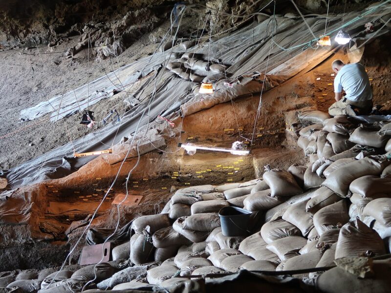 La fouille de Border Cave, en Afrique du Sud, avec sa coupe stratigraphique et ses sacs de sédiment