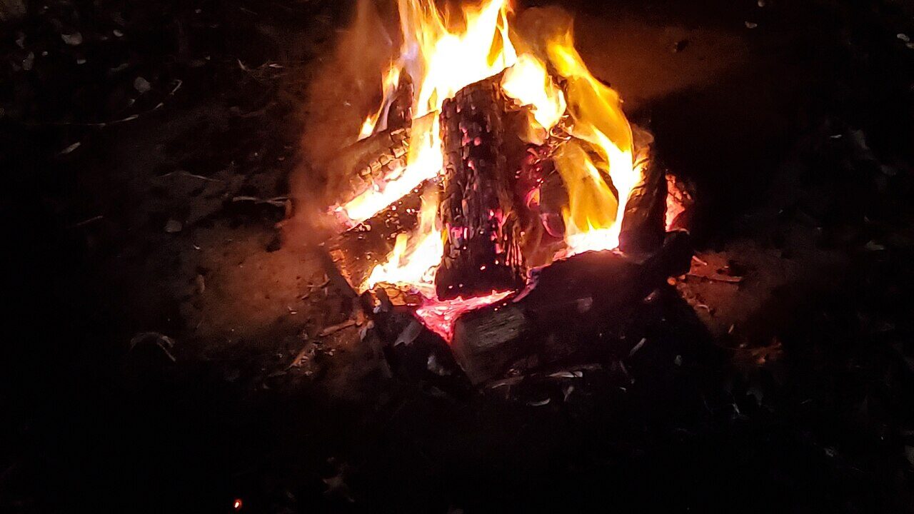 Feu de camp la nuit
