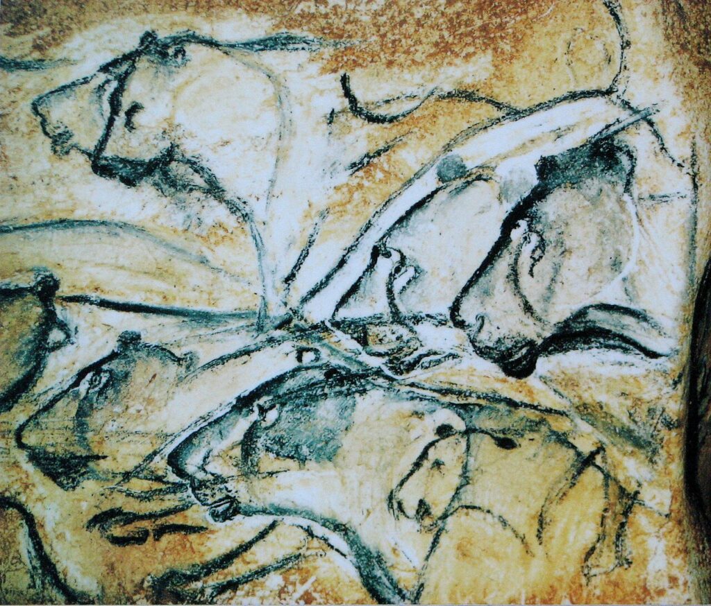 Le panneau des lions de la grotte Chauvet, en réplique au musée Anthropos de Brno : une meute en chasse, tracée au charbon il y a plus de 30 000 ans.