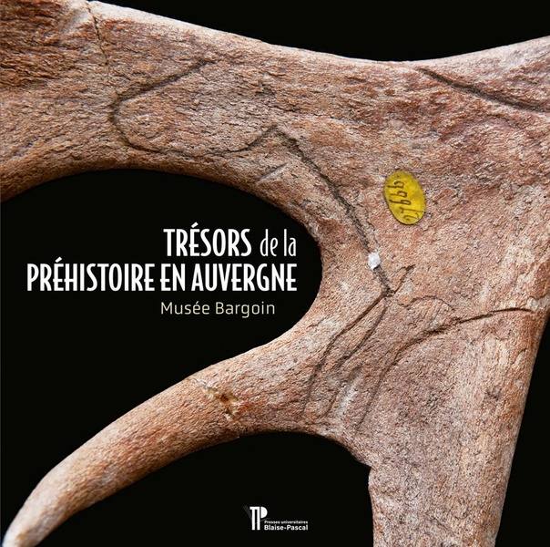 Couverture de « Trésors de la Préhistoire en Auvergne » : un bois de cerf gravé, sur fond noir