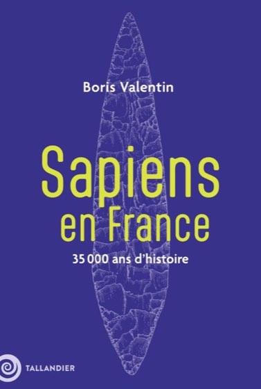 Couverture de « Sapiens en France » de Boris Valentin : une feuille de laurier en silex, blanche sur fond bleu nuit