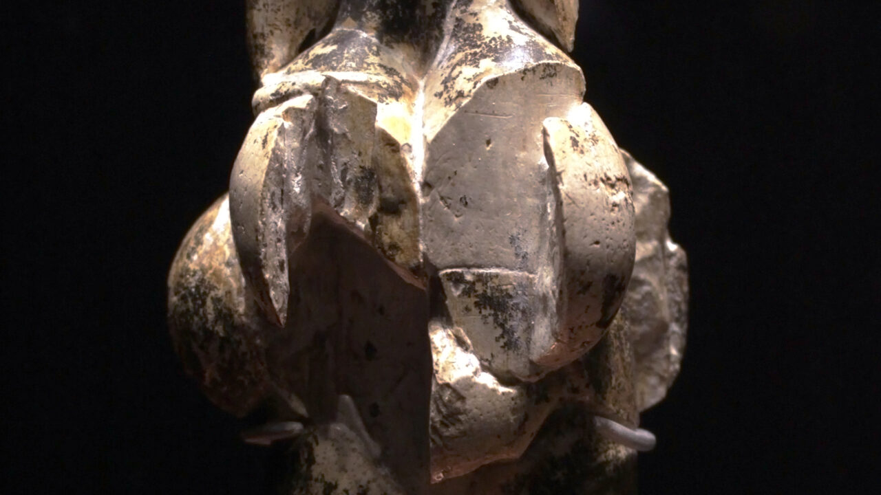 La Vénus de Lespugue (Gravettien, ~25 000 ans), dont l'arrière figure une jupe de cordelettes.