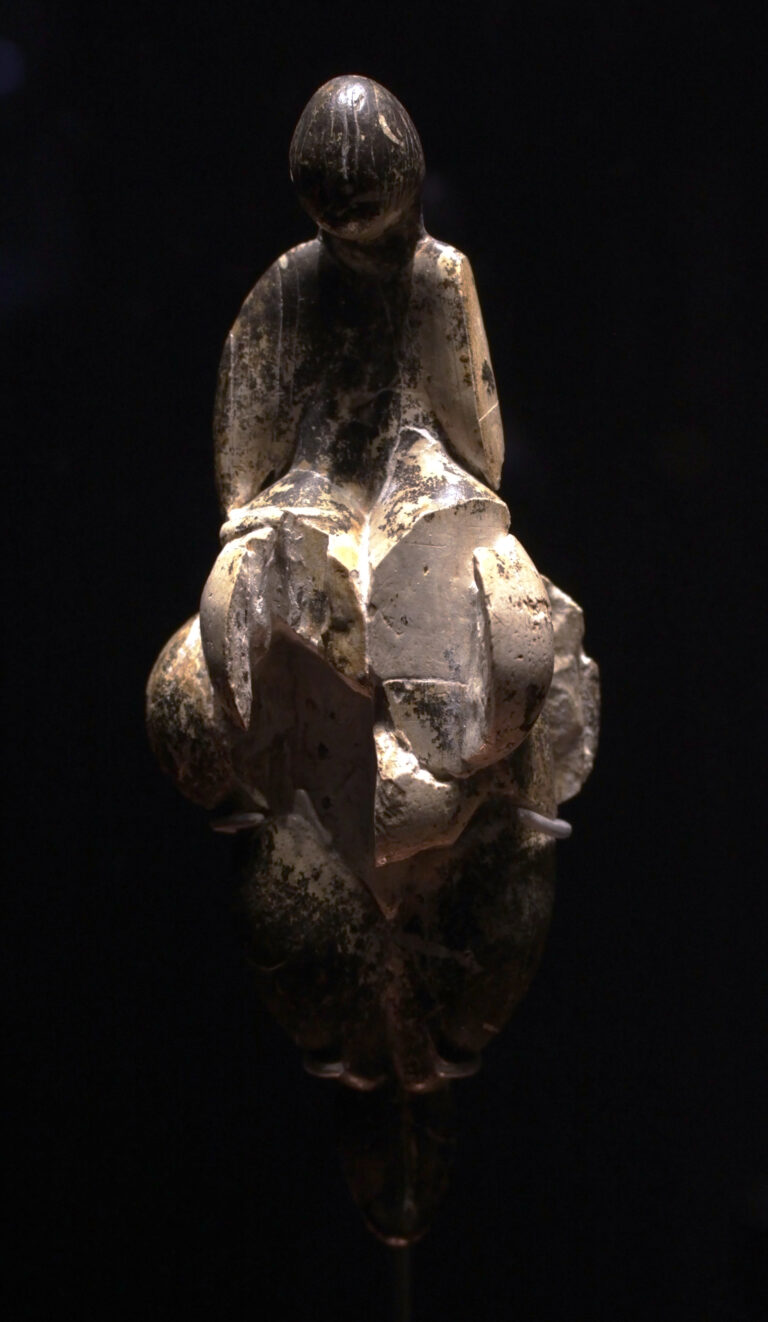 La Vénus de Lespugue (Gravettien, ~25 000 ans), dont l'arrière figure une jupe de cordelettes.