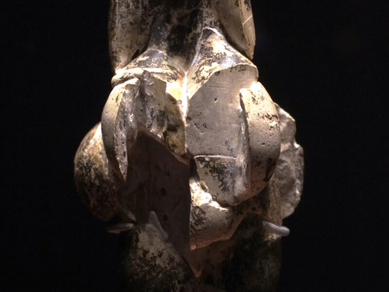 La Vénus de Lespugue (Gravettien, ~25 000 ans), dont l'arrière figure une jupe de cordelettes.