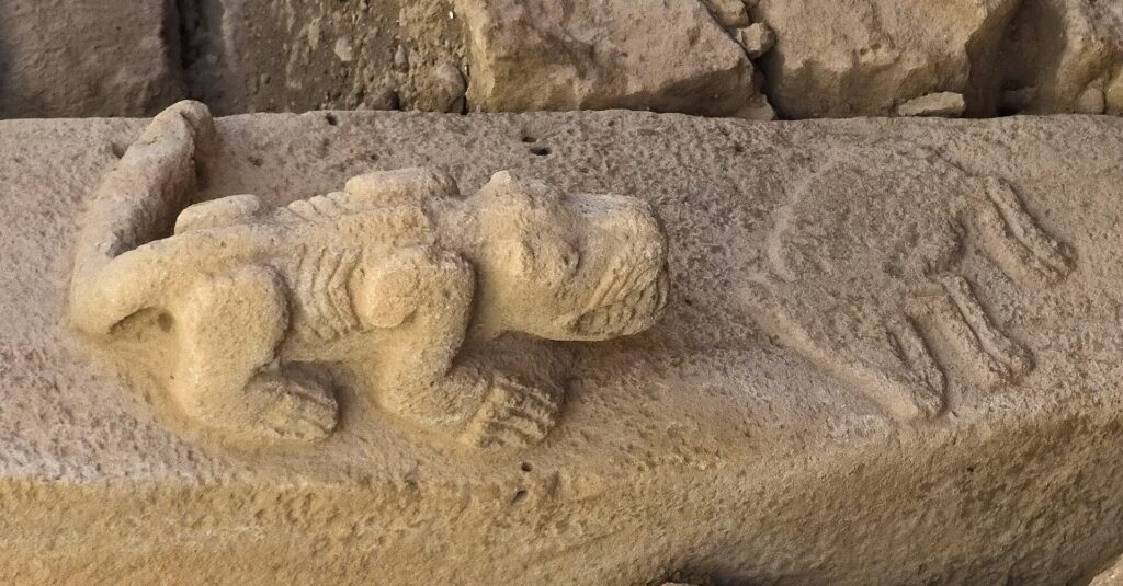 Relief animalier sculpté sur un pilier de Göbekli Tepe