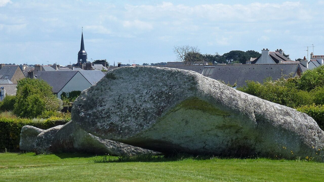 Le Grand Menhir brisé, couché dans l’herbe à Locmariaquer