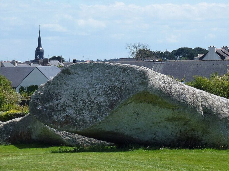 Le Grand Menhir brisé, couché dans l’herbe à Locmariaquer