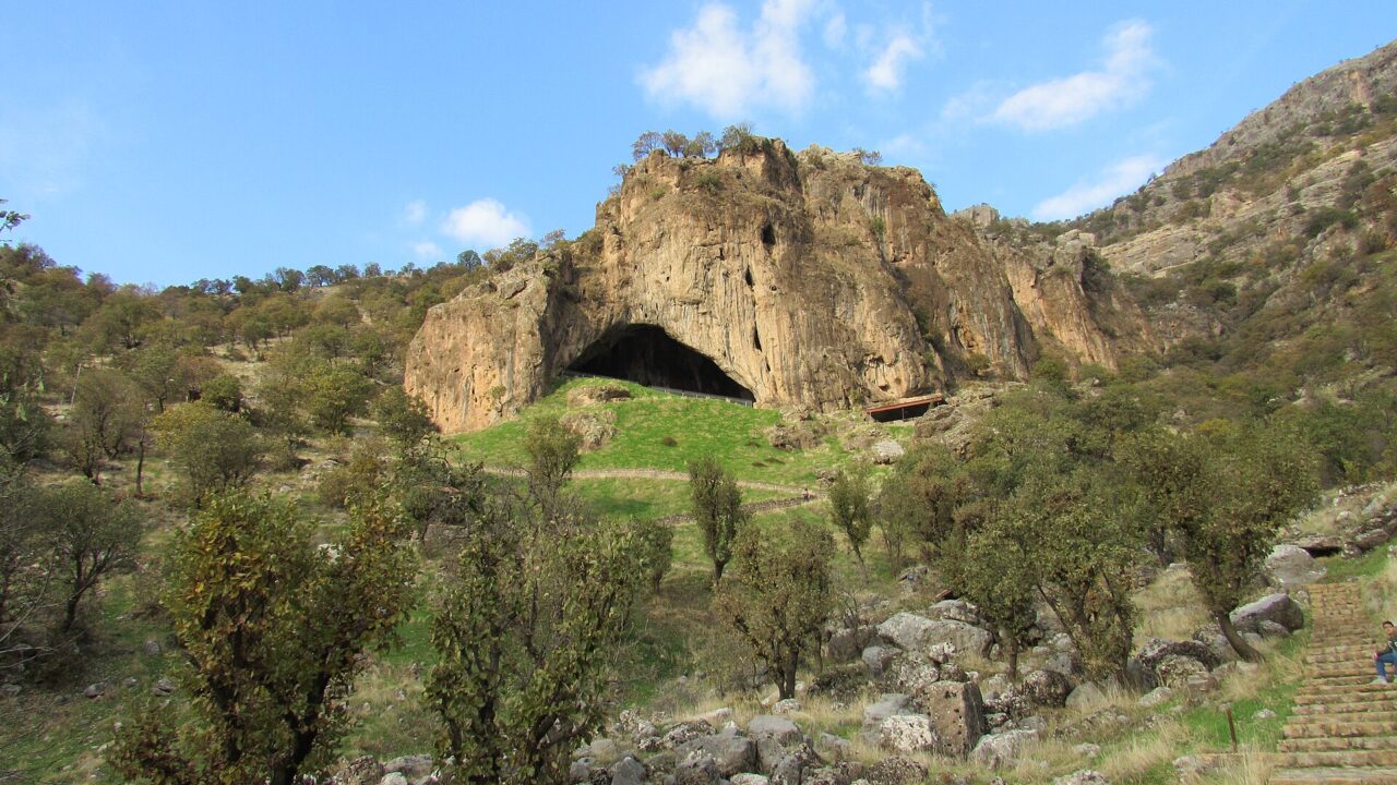 L’entrée monumentale de la grotte de Shanidar, dans le massif du Bradost, au Kurdistan irakien