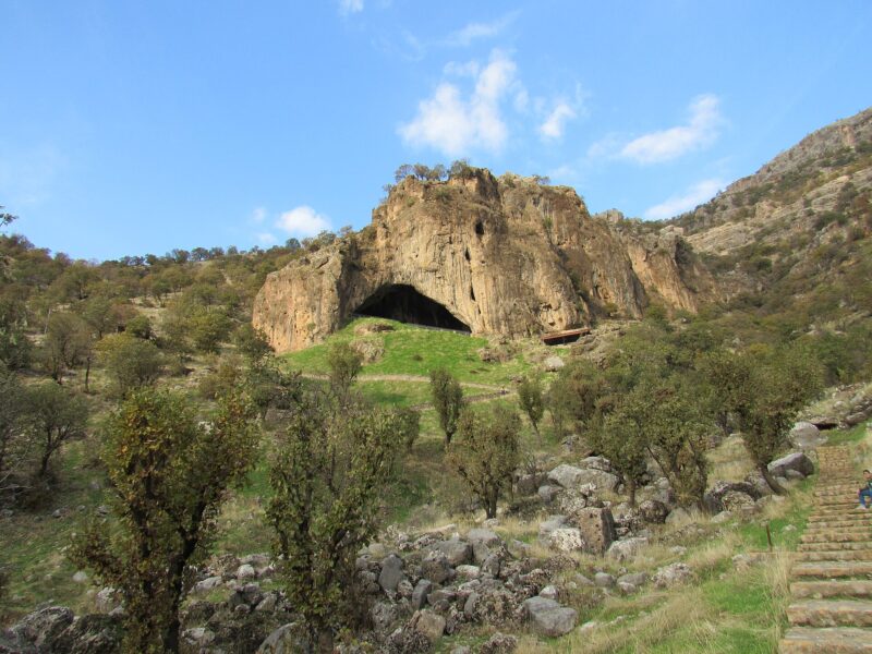 L’entrée monumentale de la grotte de Shanidar, dans le massif du Bradost, au Kurdistan irakien