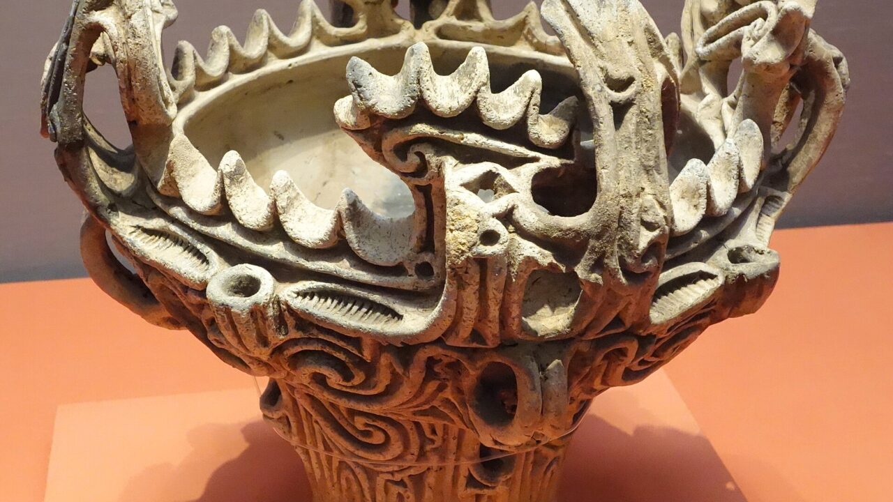 Vase Jomon à décor en flammes, Umataka, musée national de Tokyo