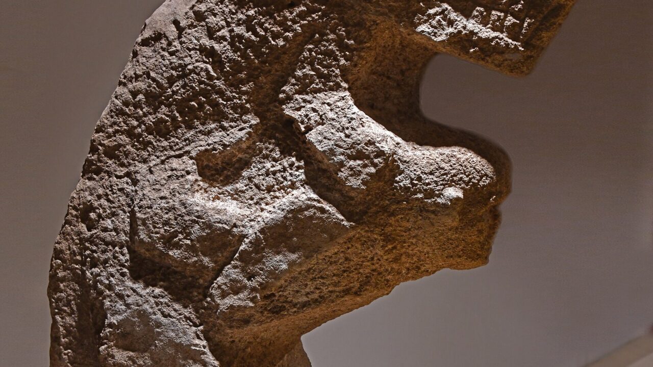 Statue néolithique de Karahantepe conservée au musée de Şanlıurfa : un personnage portant un léopard sur le dos. Il ne s'agit pas de la pièce annoncée en août 2026, mais d'une sculpture du même site et du même répertoire.