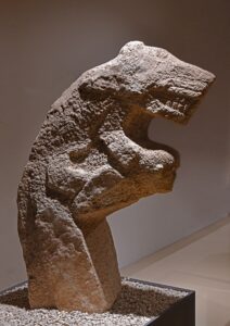 Statue néolithique de Karahantepe conservée au musée de Şanlıurfa : un personnage portant un léopard sur le dos. Il ne s'agit pas de la pièce annoncée en août 2026, mais d'une sculpture du même site et du même répertoire.