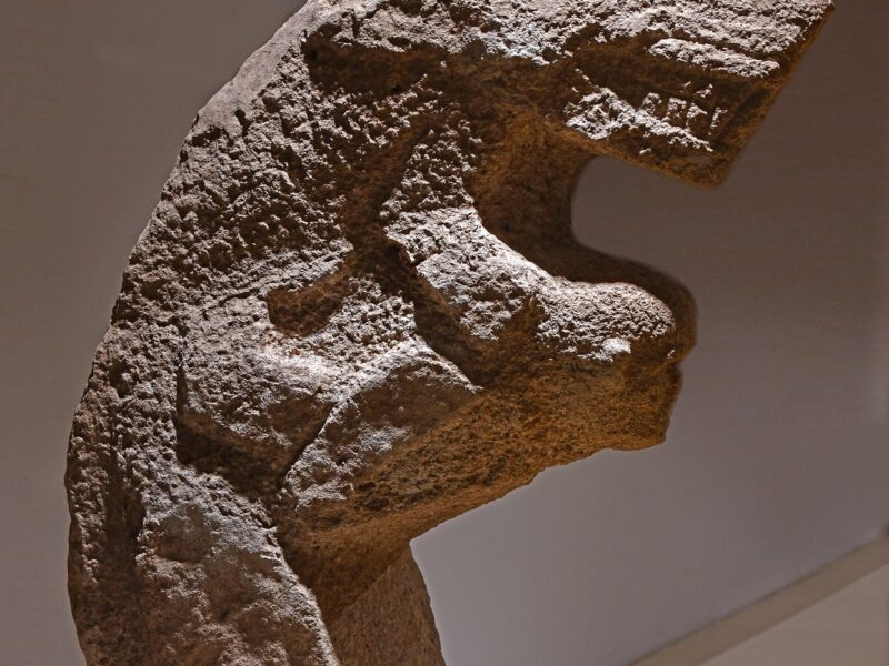Statue néolithique de Karahantepe conservée au musée de Şanlıurfa : un personnage portant un léopard sur le dos. Il ne s'agit pas de la pièce annoncée en août 2026, mais d'une sculpture du même site et du même répertoire.
