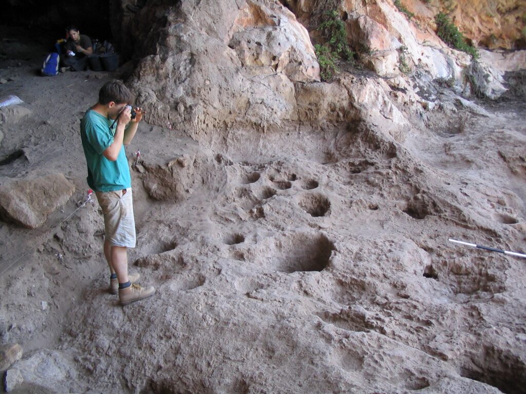 Mortiers natoufiens creusés dans la roche de la grotte de Raqefet, mont Carmel, Israël