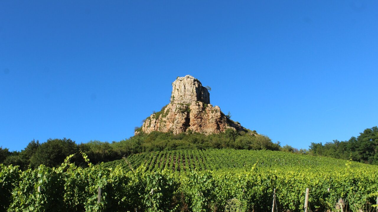 La roche de Solutré, escarpement calcaire dominant le vignoble du Mâconnais