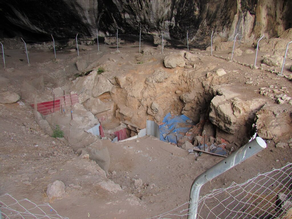 La zone de fouille à l’intérieur de la grotte de Shanidar