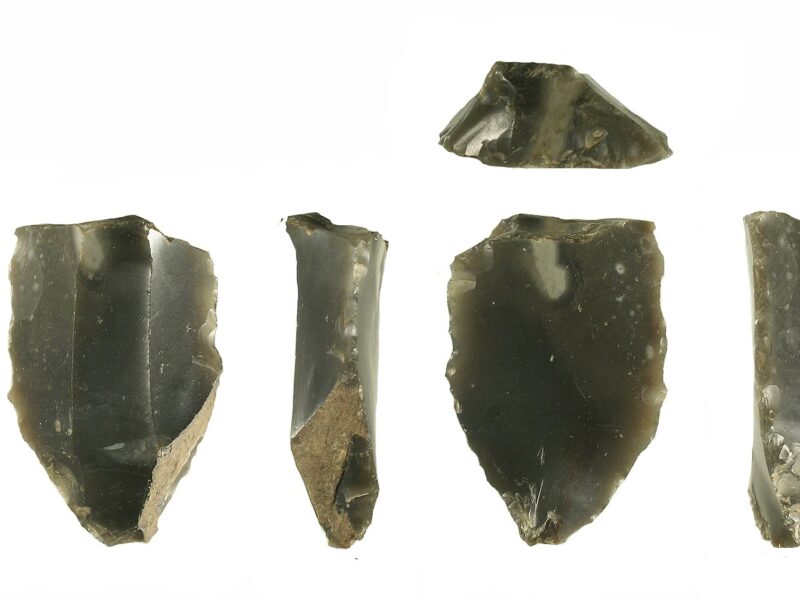 Plusieurs pièces de silex taillé photographiées avec des réglettes d’échelle