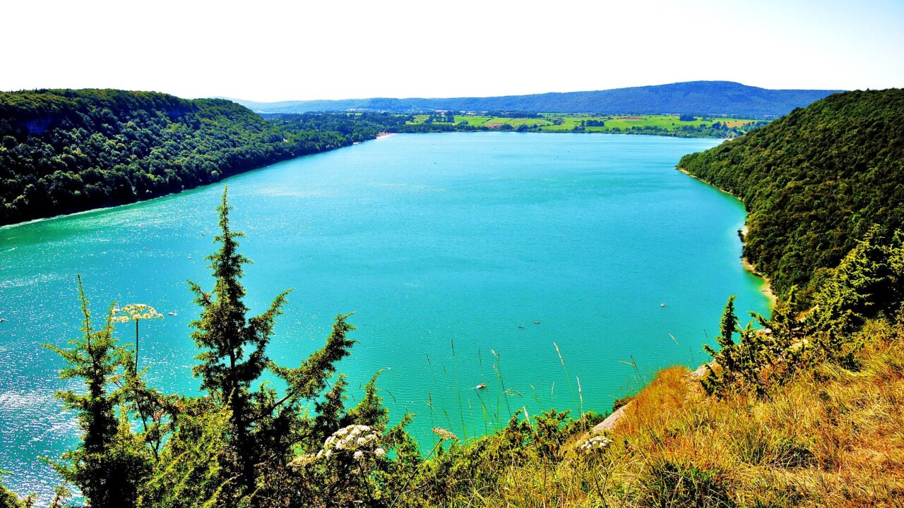 Le lac de Chalain, dans le Jura, au bord duquel des villages néolithiques ont laissé bois, vanneries et vaisselles.