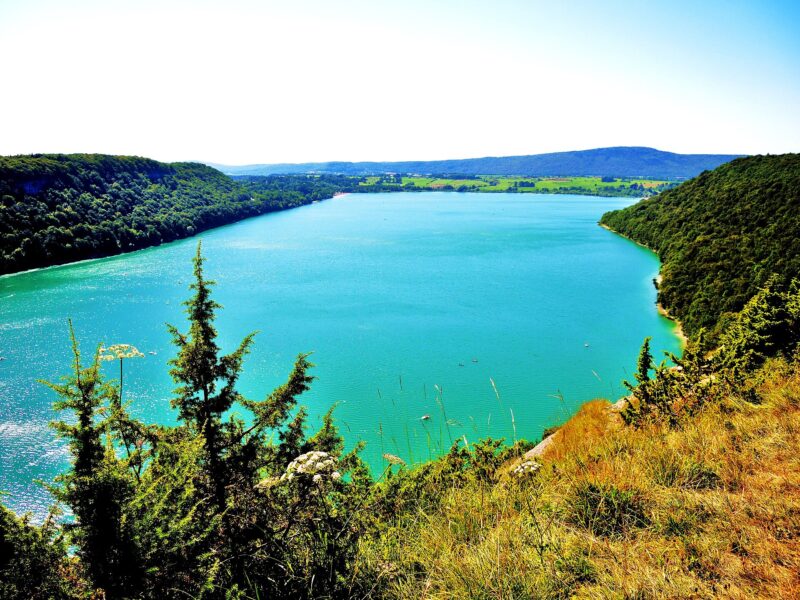 Le lac de Chalain, dans le Jura, au bord duquel des villages néolithiques ont laissé bois, vanneries et vaisselles.