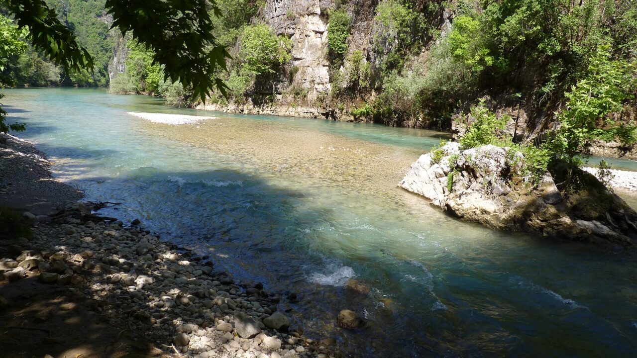 Le Nahr Ibrahim, la rivière Adonis, au Liban. L’abri qui porte son nom a livré l’une des trois collections de faune réétudiées, datée d’environ 250 000 ans.