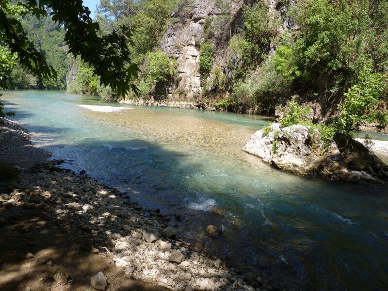 Le Nahr Ibrahim, la rivière Adonis, au Liban. L’abri qui porte son nom a livré l’une des trois collections de faune réétudiées, datée d’environ 250 000 ans.