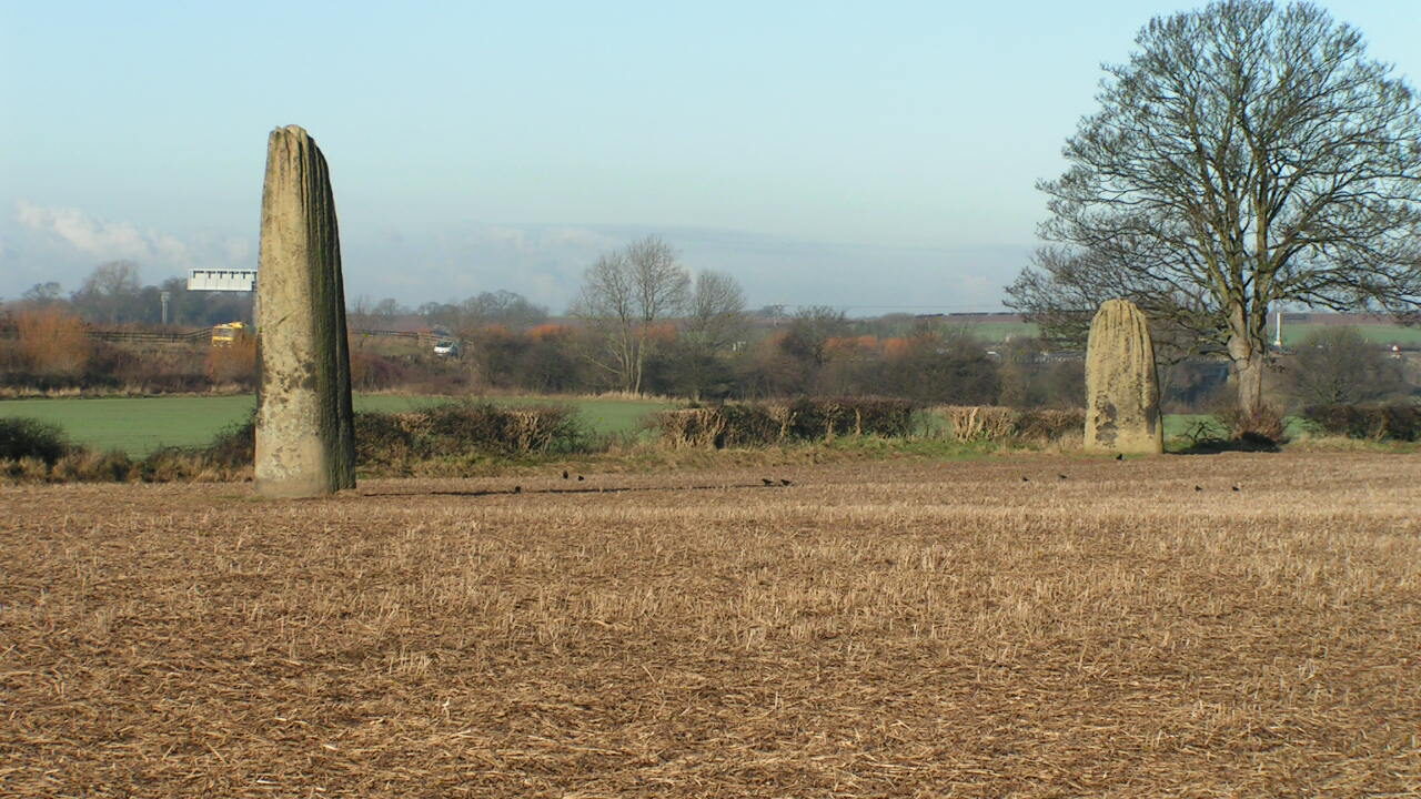 Deux des trois Flèches du Diable, à Boroughbridge (Yorkshire du Nord). Le grès vient de Brimham Rocks, à dix-huit kilomètres à l’ouest.
