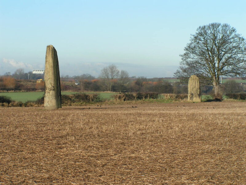 Deux des trois Flèches du Diable, à Boroughbridge (Yorkshire du Nord). Le grès vient de Brimham Rocks, à dix-huit kilomètres à l’ouest.