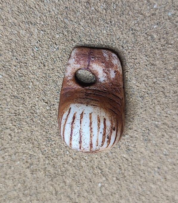 Reproduction : Petite pendeloque claviforme en ivoire arène candide 2655