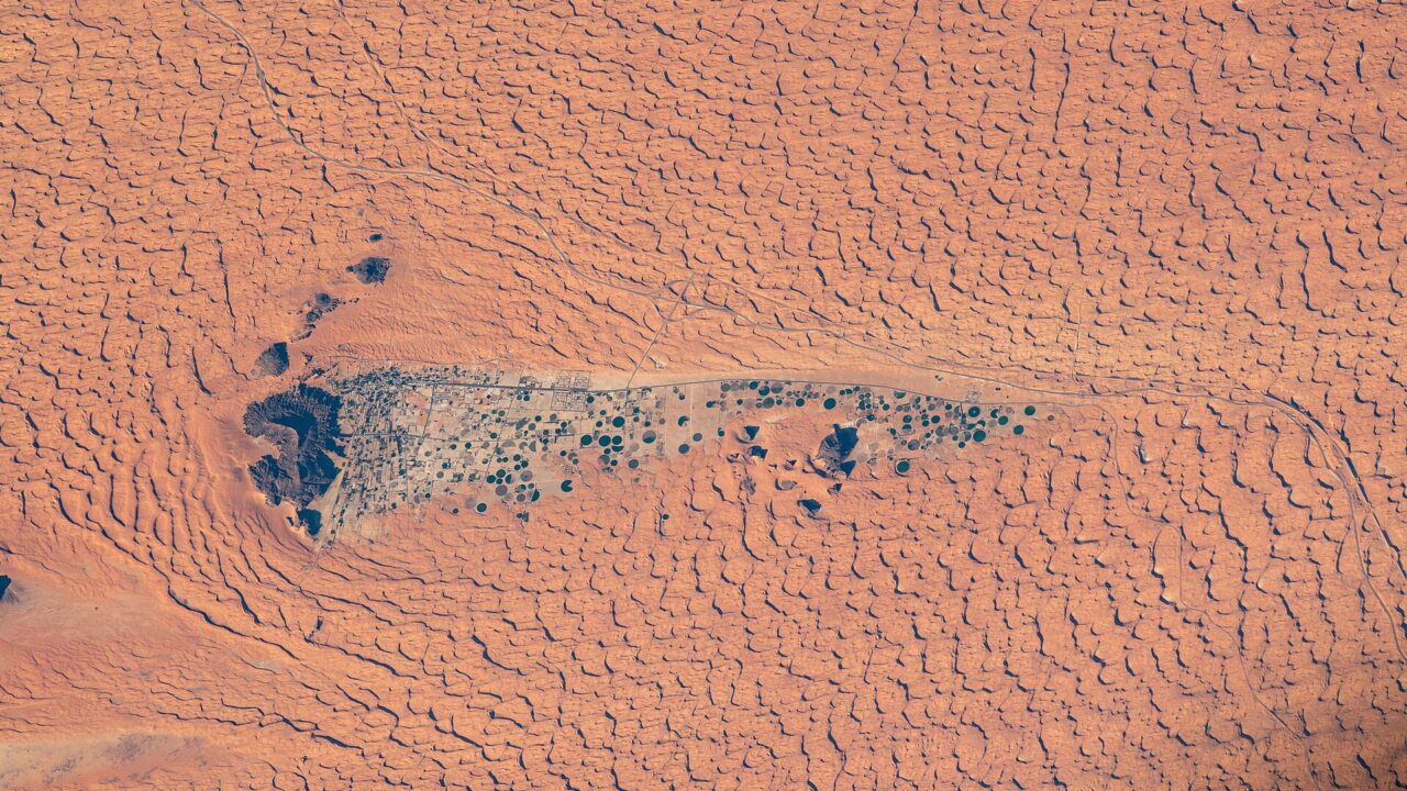Vue aérienne des dunes du désert du Néfud, en Arabie saoudite