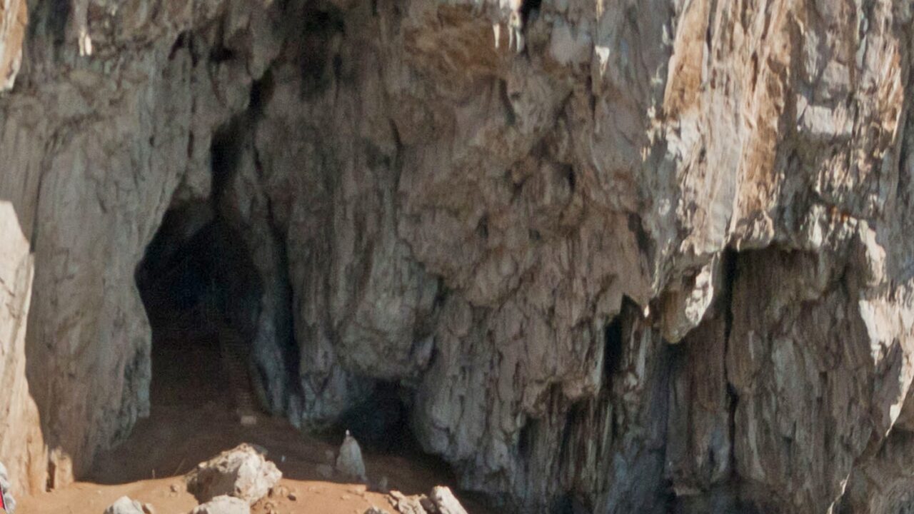 La grotte de Vanguard, ouverte dans la face est du rocher de Gibraltar.