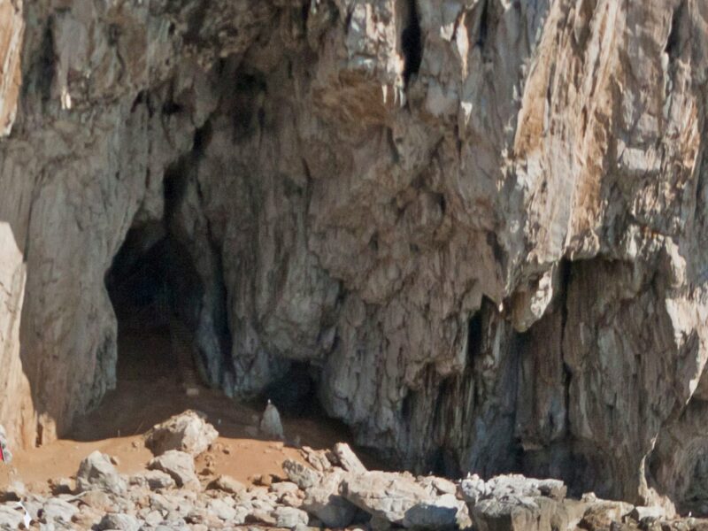 La grotte de Vanguard, ouverte dans la face est du rocher de Gibraltar.