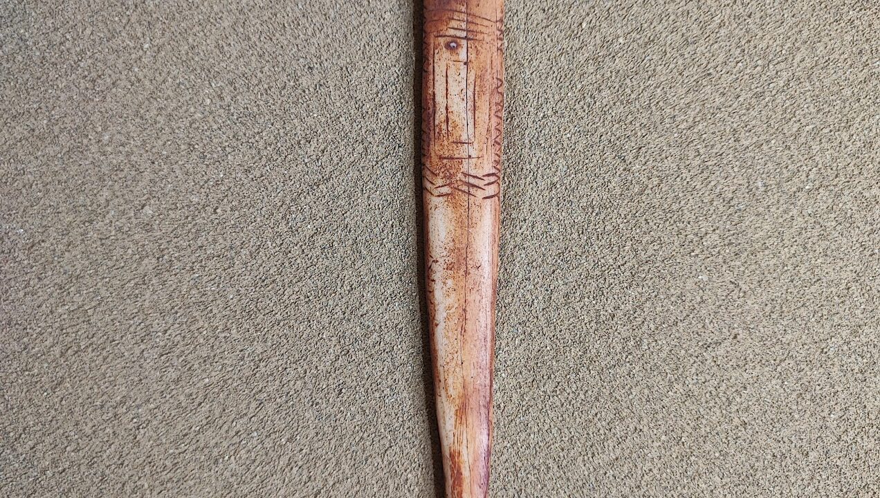 Reproduction : Sagaie en os avec ornements, grotte del romito, Caladoir. petite