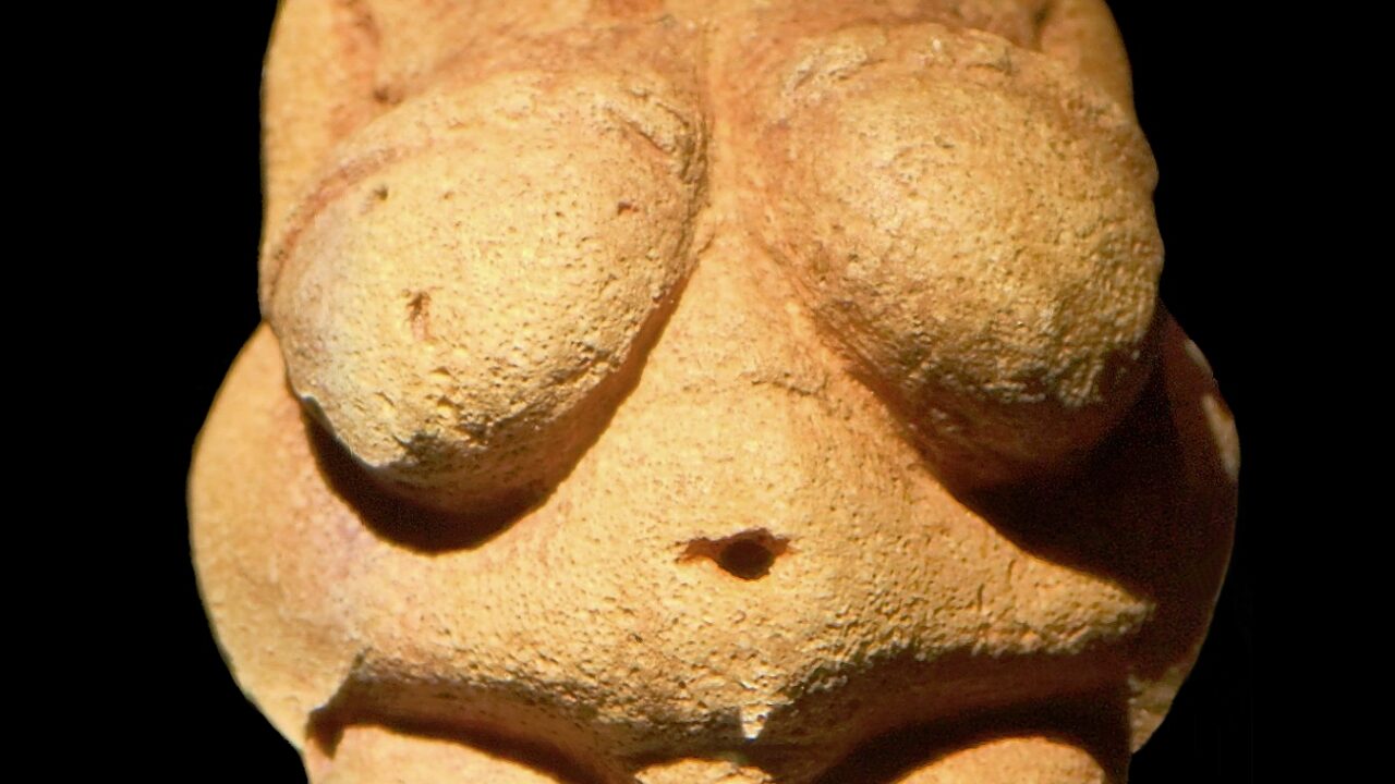 La Vénus de Willendorf (Autriche), calcaire, Gravettien, vers 29 000 ans. Naturhistorisches Museum, Vienne.