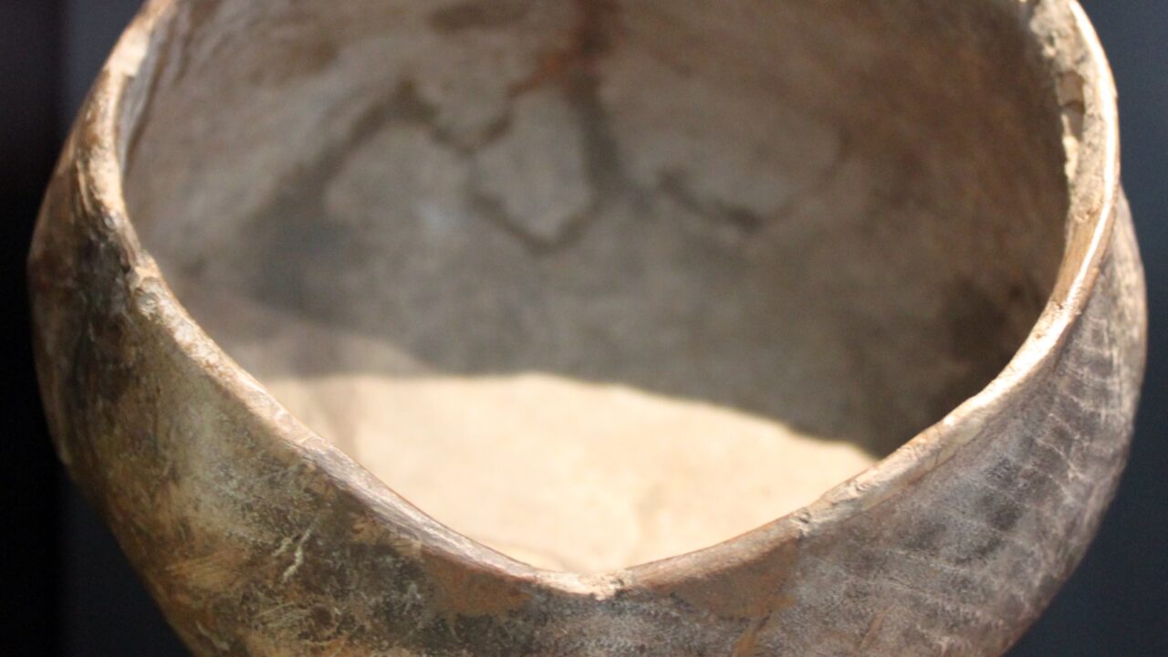 Bol en bois néolithique, vers 3 700 av. J.-C.