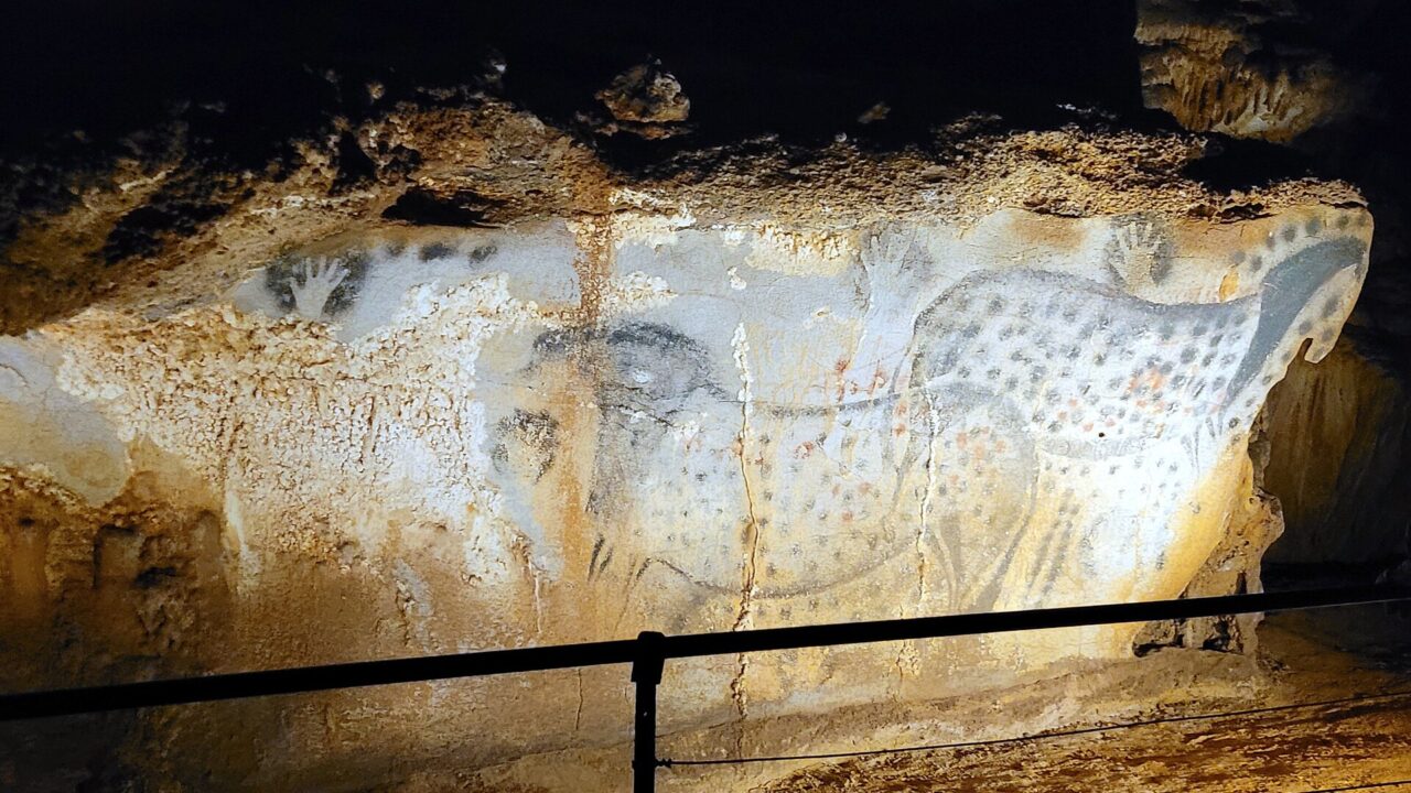 Le panneau des chevaux ponctués, grotte du Pech Merle (Cabrerets, Lot)