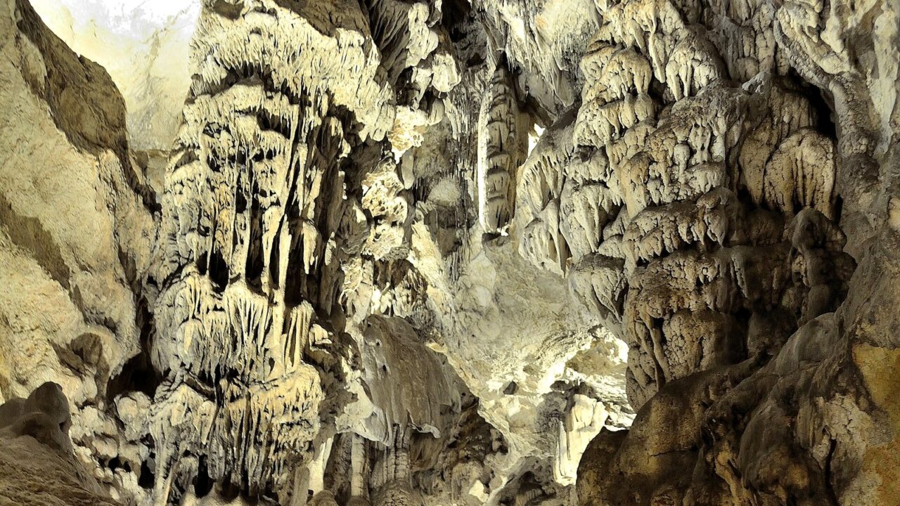 Concrétions calcaires dans une grotte andalouse, à Píñar, province de Grenade.