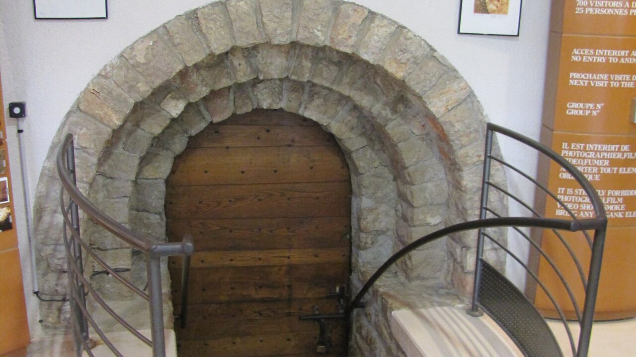 Entrée de la grotte du Pech Merle, à Cabrerets