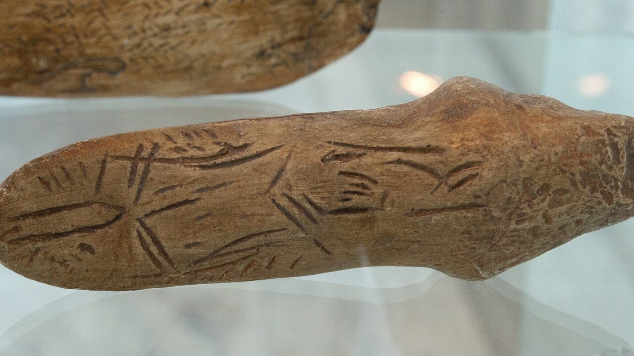 Figurine féminine stylisée de Mezin, en ivoire de mammouth, couverte de motifs géométriques gravés
