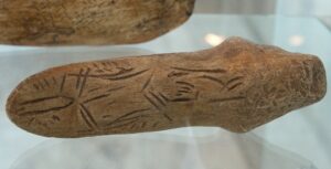 Figurine féminine stylisée de Mezin, en ivoire de mammouth, couverte de motifs géométriques gravés