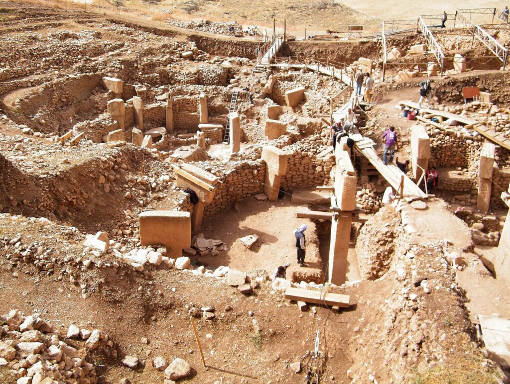 Fouille en cours à Göbekli Tepe : les enclos circulaires et leurs piliers, au milieu des sondages.