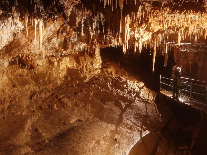 La grotte de Foissac, concrétions et passerelle de visite