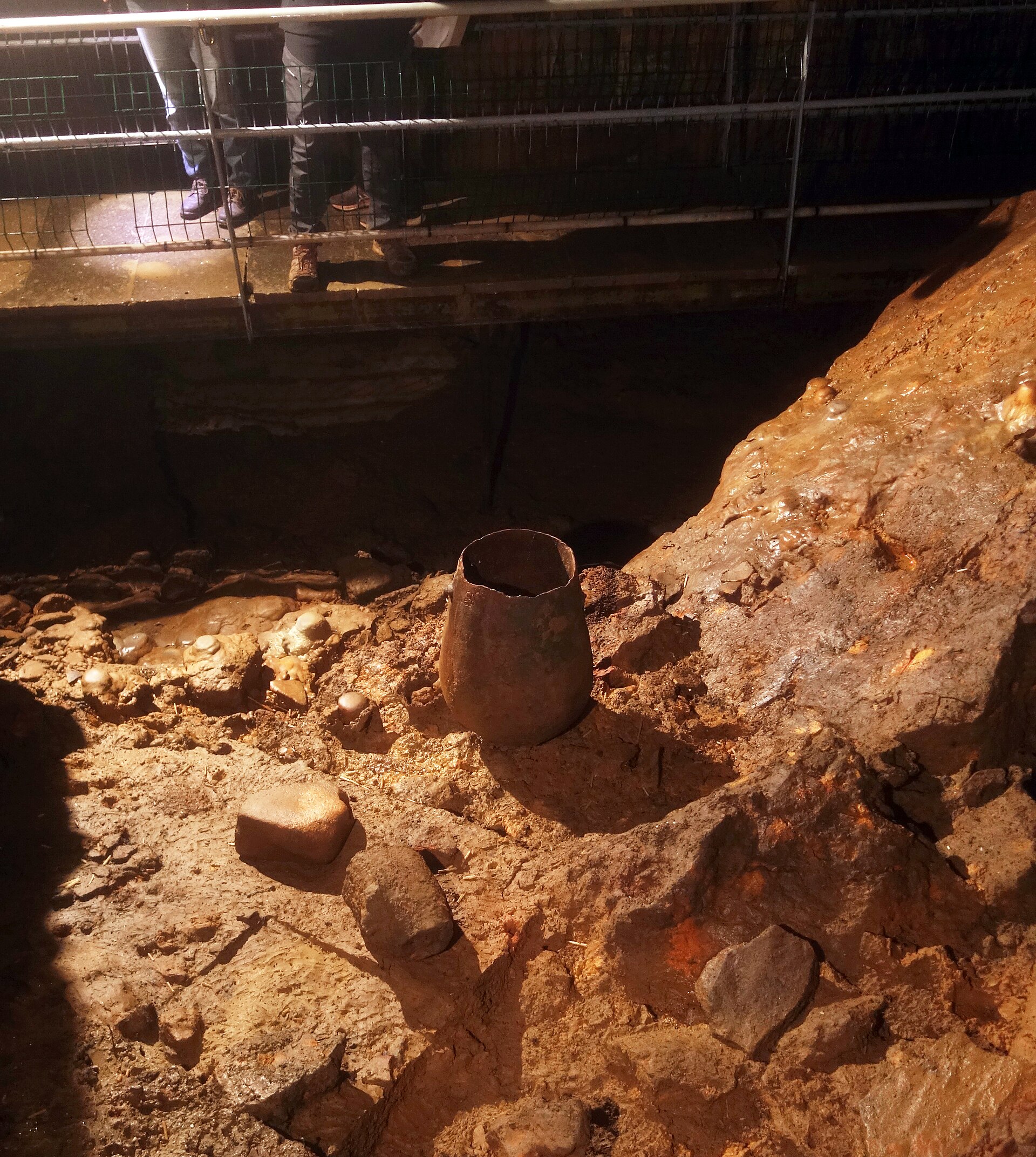 Les poteries n’ont pas été emportées au musée : elles sont conservées sur leur lieu de découverte.