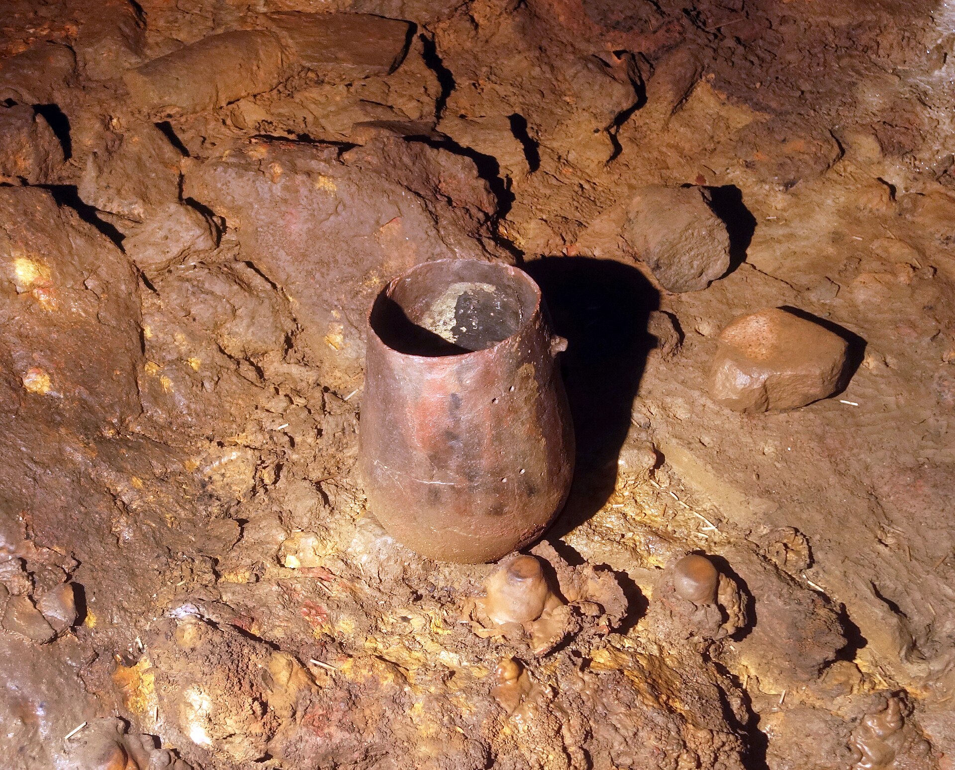 Un vase resté où ses propriétaires l’avaient laissé, il y a environ cinq mille ans.