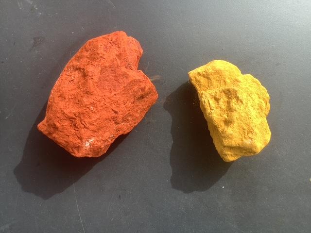 Morceaux d'ocres naturelles brutes.