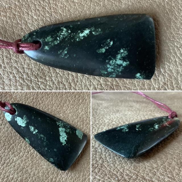 Pendentif hache de pierre en serpentinite (26-1)