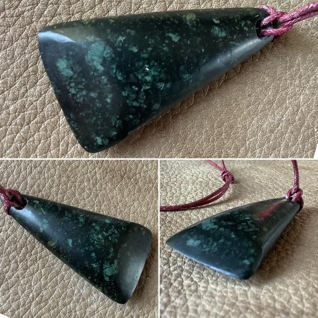 Pendentif hache de pierre en serpentinite (26-2)