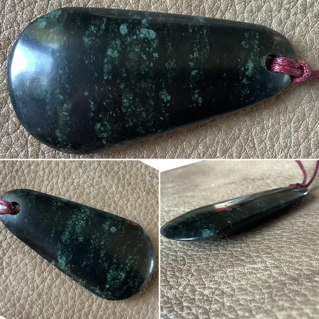 Pendentif hache de pierre en serpentinite (26-3)