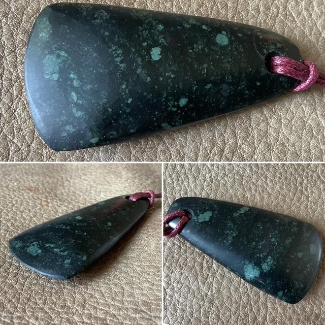 Pendentif hache de pierre en serpentinite (26-4)
