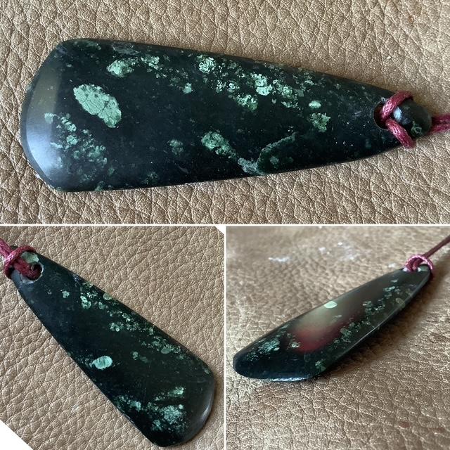 Pendentif hache de pierre en serpentinite (26-5)