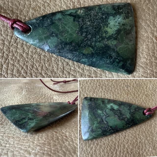 Pendentif hache de pierre en serpentinite (26-6)
